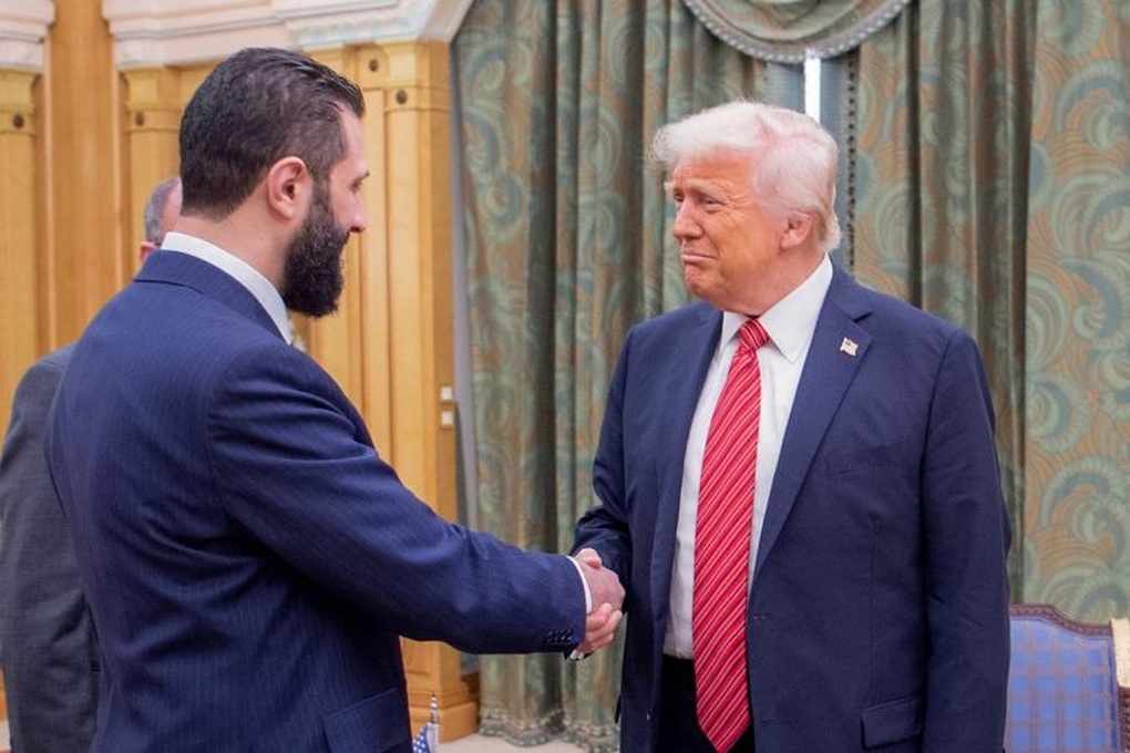 Ông Trump gặp Tổng thống lâm thời Syria sau thông báo dỡ bỏ trừng phạt - 1 Ông Trump gặp Tổng thống lâm thời Syria sau thông báo dỡ bỏ trừng phạt - 1