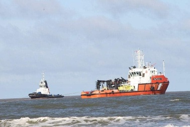 Giải cứu thành công tàu vận tải nước ngoài sau 14 ngày mắc cạn trên biển