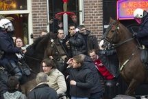 76 CĐV bị bắt ngay trước trận đấu Ajax - MU 