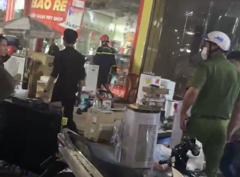 FPT Shop bốc cháy, người đi đường giúp nhân viên ôm hàng ra ngoài - 1 FPT Shop bốc cháy, người đi đường giúp nhân viên ôm hàng ra ngoài - 1