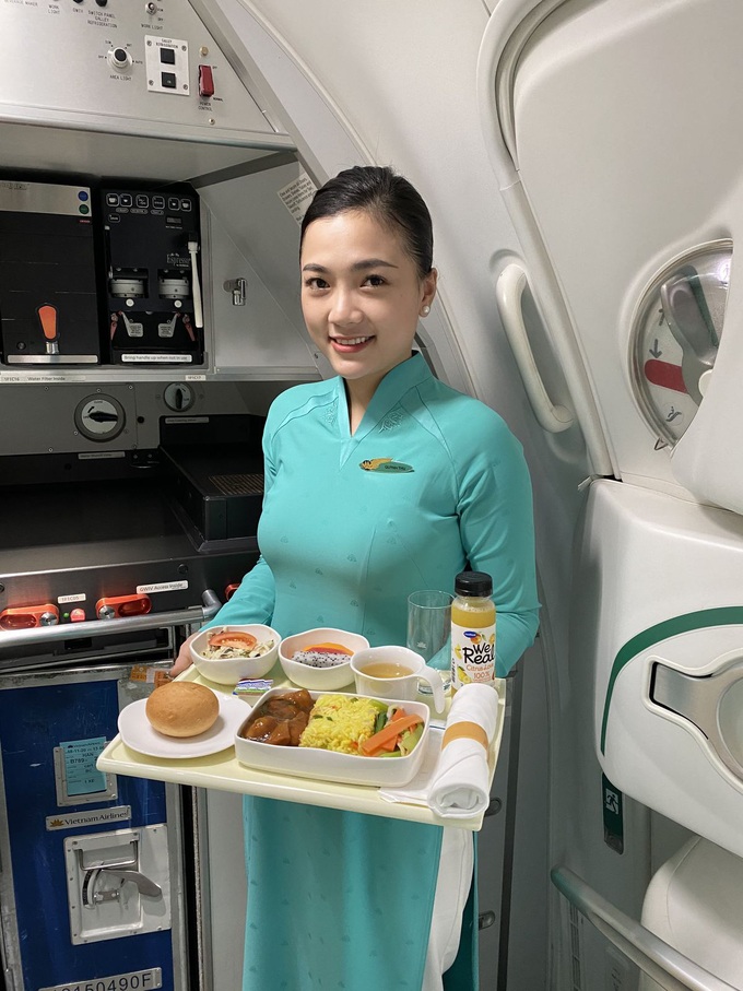 Vietnam Airlines giới thiệu thực đơn mới trên đường bay giữa Hà Nội và TP HCM - Ảnh 1.