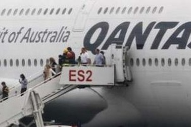 Qantas tạm ngừng bay phi đội A380 sau sự cố động cơ