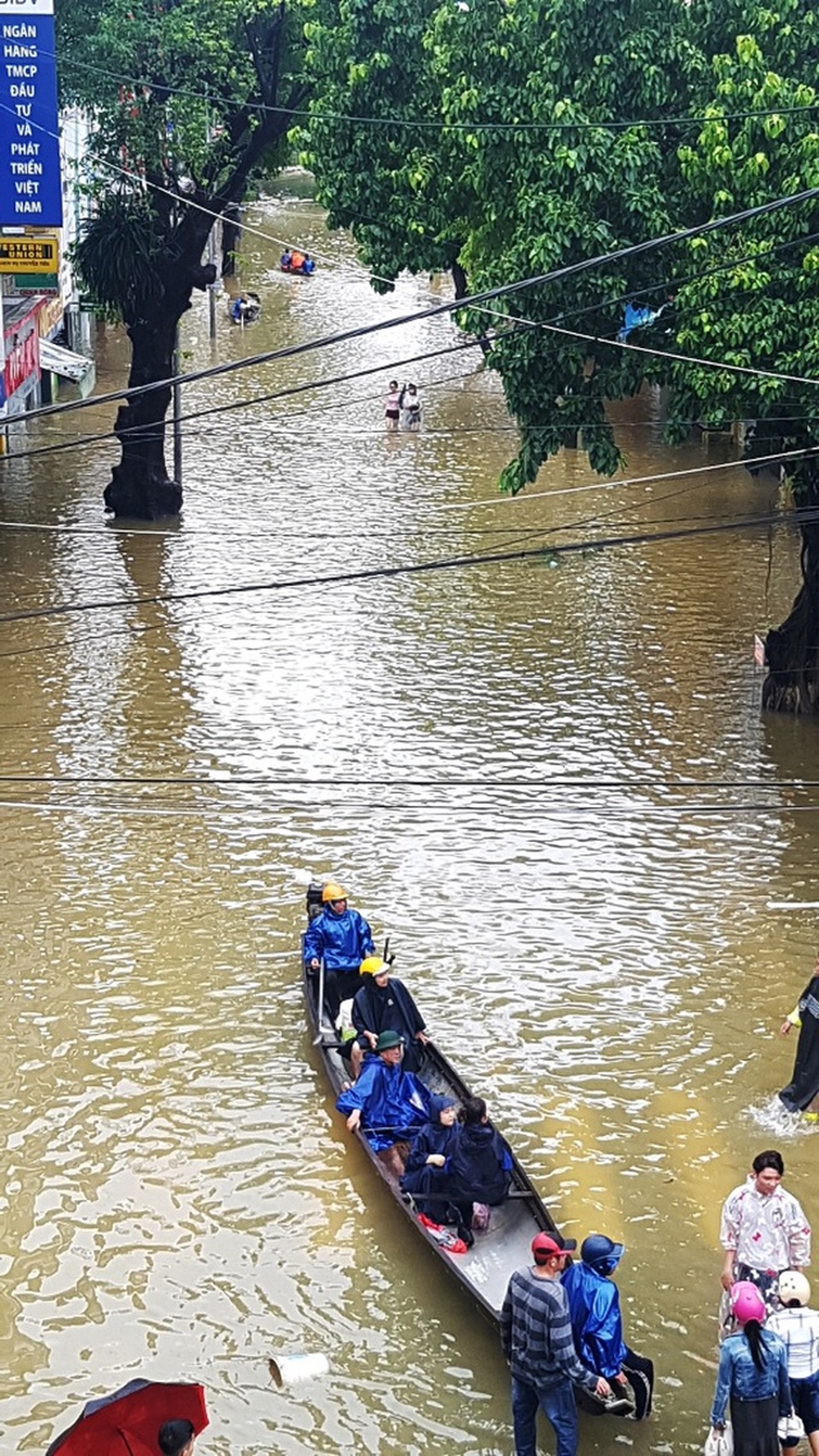 Lũ nguy hiểm, ĐH Huế và ĐH Đà Nẵng lùi thời gian nhập học cho tân sinh viên - 1 Lũ nguy hiểm, ĐH Huế và ĐH Đà Nẵng lùi thời gian nhập học cho tân sinh viên - 1