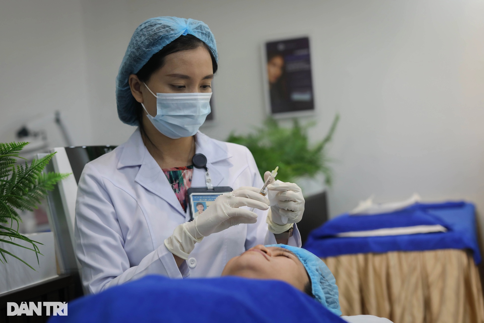 Nahaufnahme der Injektion, die die Jugend einer Frau in ihren 40ern zurückhält - 5 Cận cảnh mũi tiêm níu lại tuổi thanh xuân của người phụ nữ U40 - 5