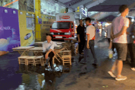 Hàng quán tại Lễ hội Sông nước bị ngập sau mưa, khách vẫn ùn ùn kéo đến