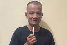 Vụ cắn chảy máu tay rồi bôi vào cảnh sát: Có thể xử lý thêm tội danh?