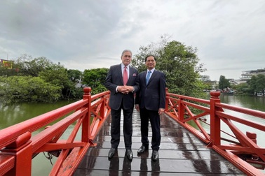 Phó Thủ tướng New Zealand thăm đền Ngọc Sơn, uống cà phê bên hồ Hoàn Kiếm