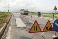 Quốc lộ nghìn tỷ đầy ổ gà