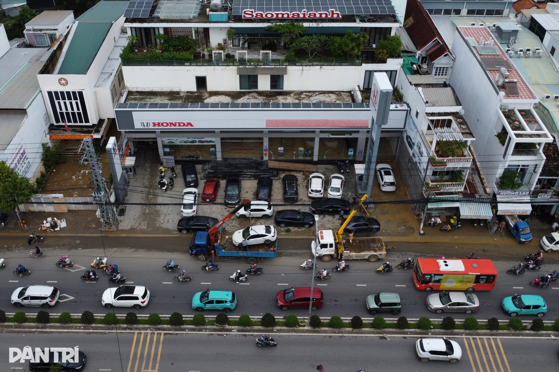 Cứu ô tô, xe máy ở Nha Trang sau lũ rút - 8 Cứu ô tô, xe máy ở Nha Trang sau lũ rút - 8