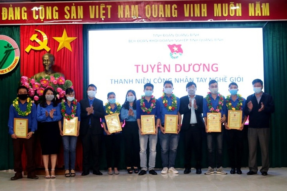 Trao 50 suất quà Tết đến thanh niên công nhân và tuyên dương lao động giỏi - 2 Trao 50 suất quà Tết đến thanh niên công nhân và tuyên dương lao động giỏi - 2