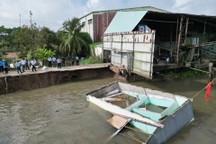 Lại sạt lở ở Cần Thơ, 1 căn nhà bê tông chìm xuống sông