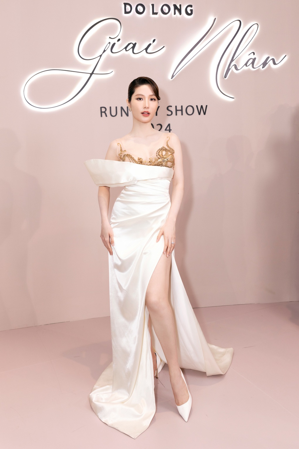 Trấn Thành đi xem show thời trang cùng Hari Won, biểu cảm gây chú ý - 5 Trấn Thành đi xem show thời trang cùng Hari Won, biểu cảm gây chú ý - 5