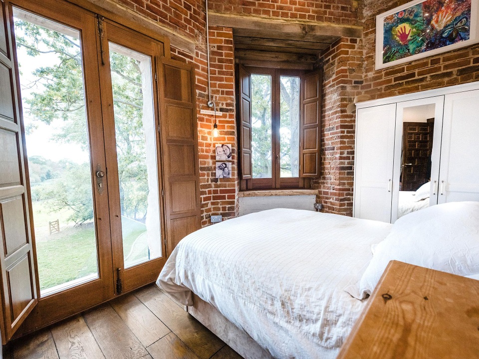 Mua lâu đài cổ tồi tàn hơn 100.000 USD, cải tạo xong giá tăng gấp 10 lần - 13