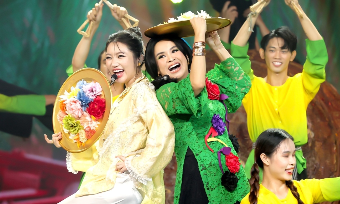 दिवा थान लाम के प्रति अशिष्ट व्यवहार के लिए आलोचना किए जाने पर थू मिन्ह ने अपनी बात रखी - 2 Thu Minh lên tiếng khi bị chỉ trích hỗn láo với diva Thanh Lam - 2