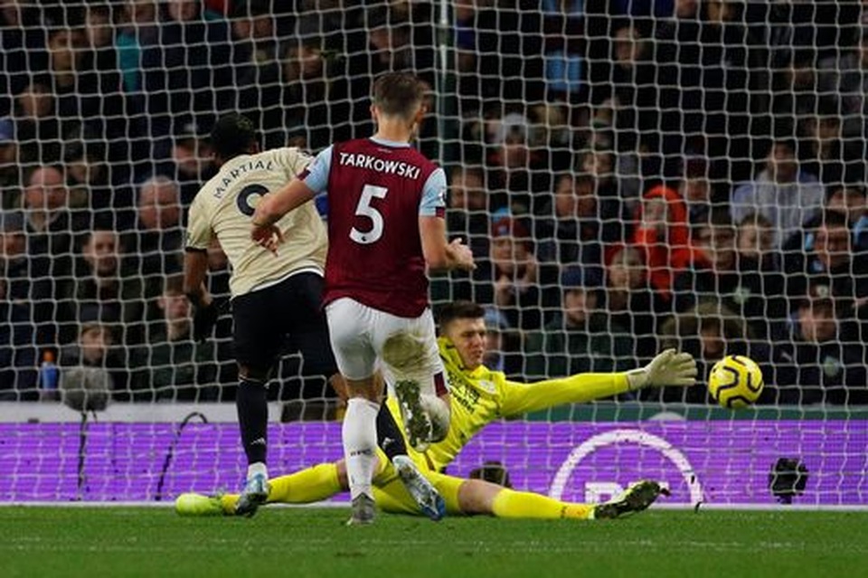 Burnley 0-2 Man Utd: “Song sát” Martial, Rashford lập công - 4 Burnley 0-2 Man Utd: “Song sát” Martial, Rashford lập công - 4