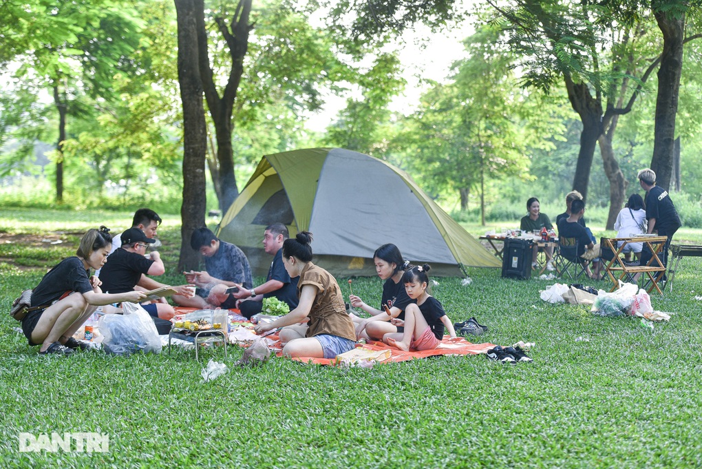 Người Hà Nội đổ ra ven đô cắm trại, tận hưởng kỳ nghỉ lễ - 3 Người Hà Nội đổ ra ven đô cắm trại, tận hưởng kỳ nghỉ lễ - 3