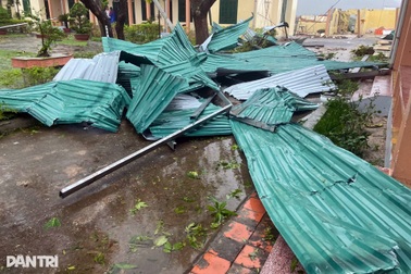 Mái tôn bay trong bão