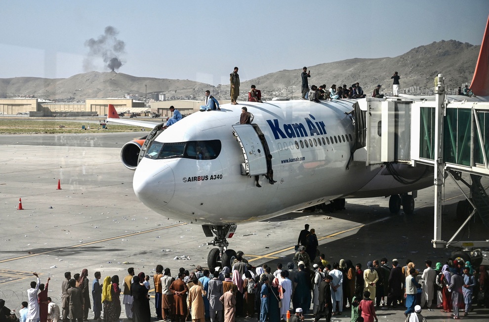 40 người chết do giẫm đạp, nổ súng ở sân bay Afghanistan - 2 40 người chết do giẫm đạp, nổ súng ở sân bay Afghanistan - 2