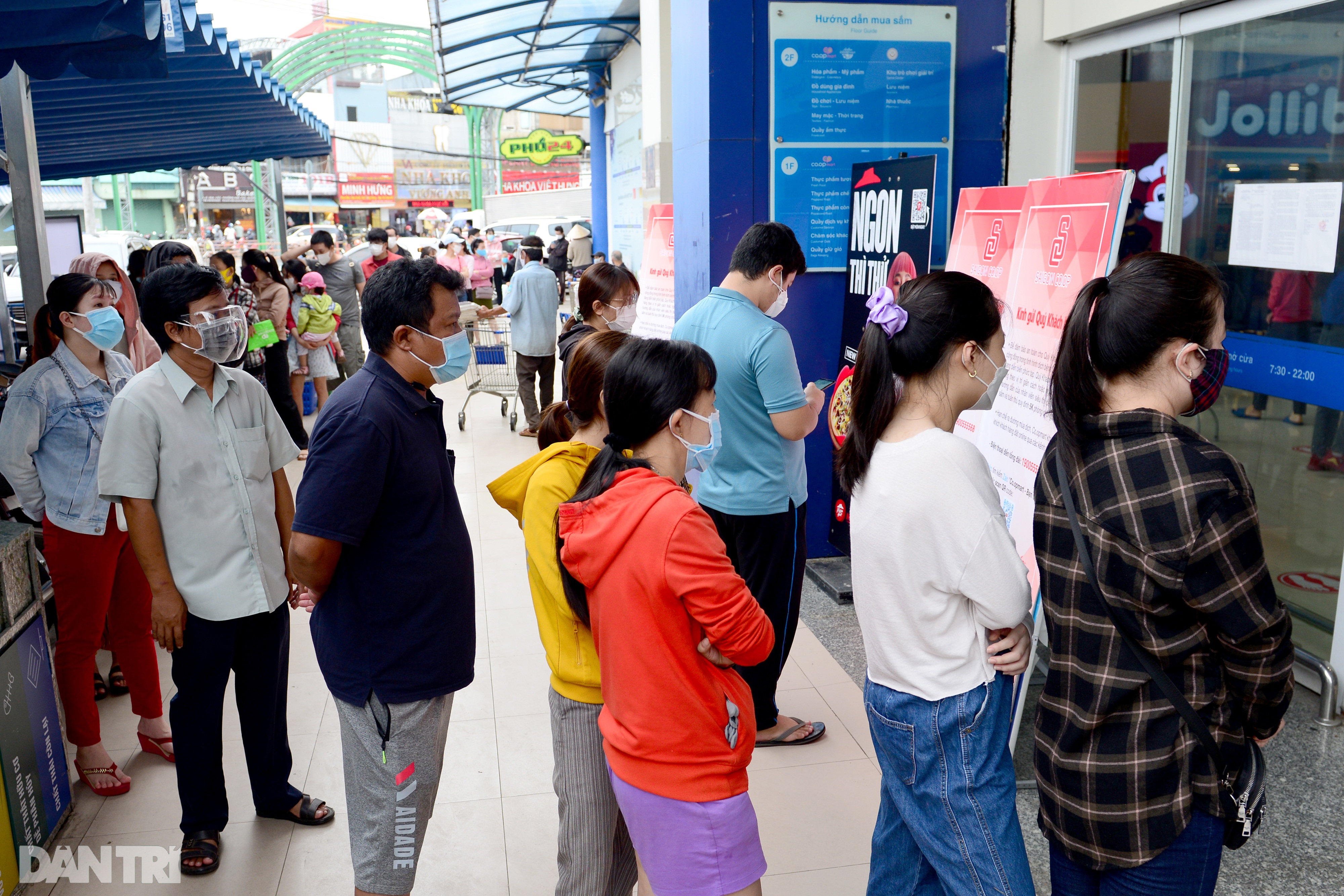 Xếp hàng dài hàng trăm mét vào siêu thị ở TPHCM, chờ cả tiếng để thanh toán - 1 Xếp hàng dài hàng trăm mét vào siêu thị ở TPHCM, chờ cả tiếng để thanh toán - 1