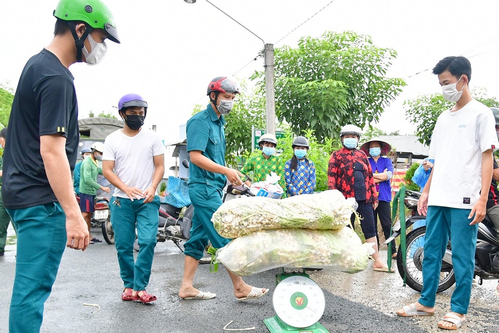 Đội quân tóc dài vừa lo việc nhà vừa hăng hái phòng, chống dịch Covid-19 - 5 Đội quân tóc dài vừa lo việc nhà vừa hăng hái phòng, chống dịch Covid-19 - 5