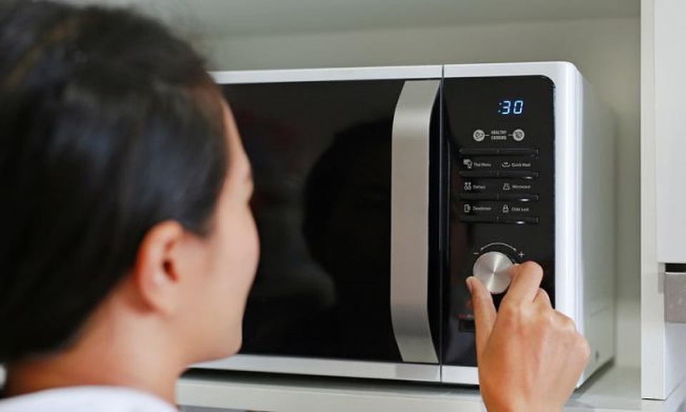 Đặt lò vi sóng ở đâu tốt nhất, khi dùng cần tránh điều gì? - 2 Đặt lò vi sóng ở đâu tốt nhất, khi dùng cần tránh điều gì? - 2