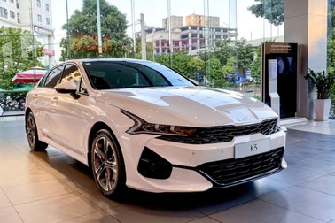 Kia K5 bắt đầu về đại lý, Toyota chuẩn bị bán Camry 2022 tại Việt Nam