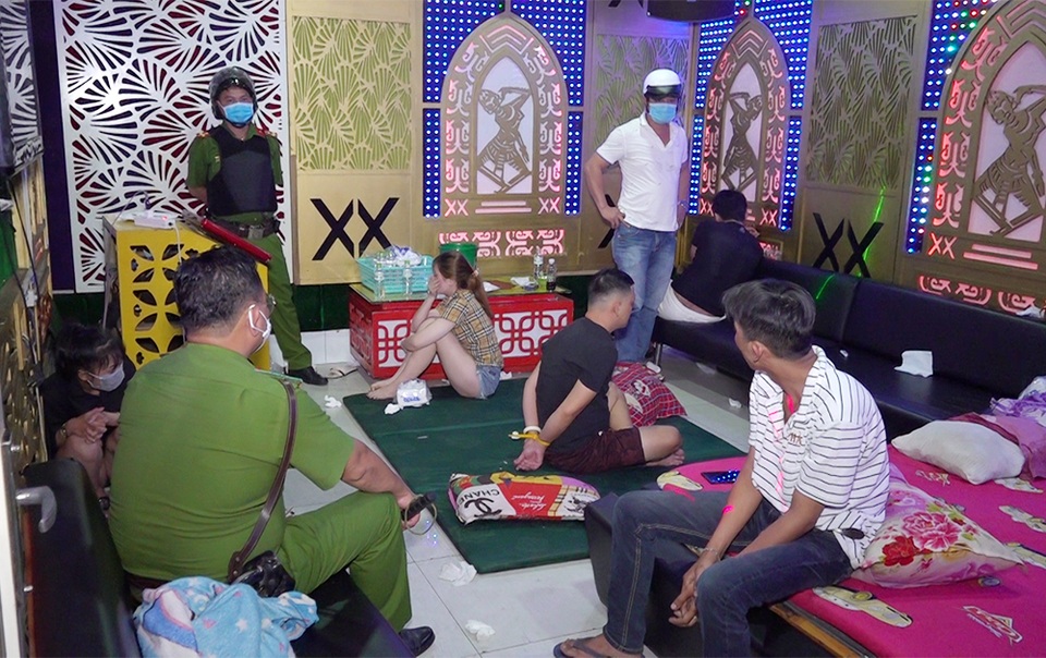 Phát hiện 19 đối tượng dương tính với ma túy trong quán Karaoke - 1 Phát hiện 19 đối tượng dương tính với ma túy trong quán Karaoke - 1