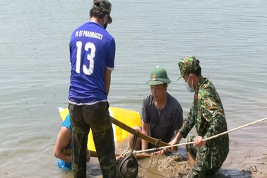 Vớt được bom "khủng" khi kéo lưới trên sông