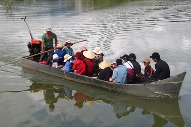 Chòng chành trên những chuyến đò vượt sông Kôn đến lớp!
