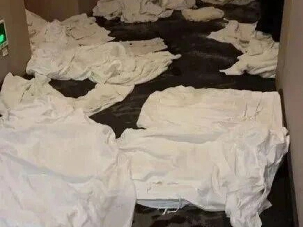 Hóspede pendura roupas em sprinkler de incêndio e 10 toneladas de água inundam hotel - 2 Khách treo áo lên đầu phun chữa cháy, 10 tấn nước tràn xuống ngập khách sạn - 2