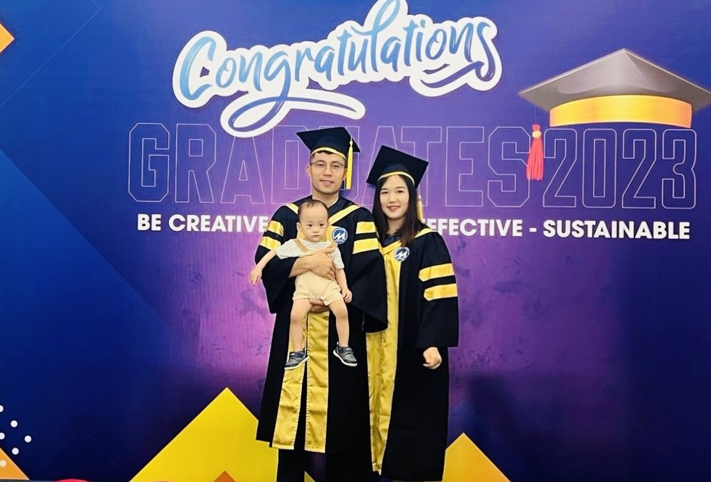 Vợ chồng trẻ bế con cùng nhận bằng thạc sĩ: Nếu ế quá, hãy đi học! - 1 Vợ chồng trẻ bế con cùng nhận bằng thạc sĩ: Nếu ế quá, hãy đi học! - 1