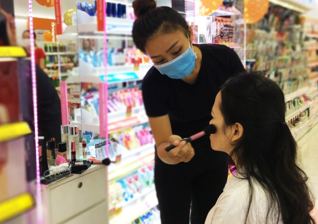 Mặc đồ cực sexy đi phỏng vấn, cô gái trẻ nhận ngay việc lương gần 1.000 USD - 3 Mặc đồ cực sexy đi phỏng vấn, cô gái trẻ nhận ngay việc lương gần 1.000 USD - 3