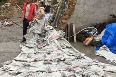 Thôn nữ sáng tạo may váy cưới từ 40 bao xi măng bỏ đi