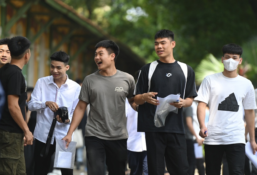 فكر بشكل مختلف وجدد نفسك في رسالة التخرج 2025 للبرنامج القديم - 2 Nghĩ khác đi và làm mới mình vào đề văn tốt nghiệp 2025 chương trình cũ - 2