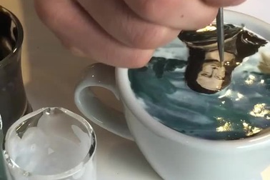 Tách cà phê quá đẹp đến mức… không nỡ uống