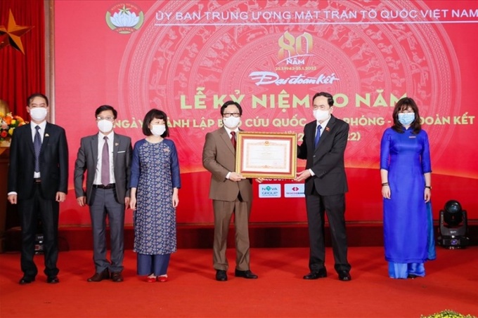 Lãnh đạo Báo Đại Đoàn Kết đón nhận Bằng khen của Thủ tướng Chính phủ.