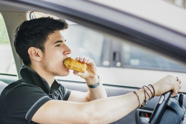 Vì sao không nên vừa ăn vừa di chuyển?