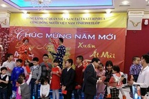 Tết cổ truyền ấm áp vùng xứ lạnh