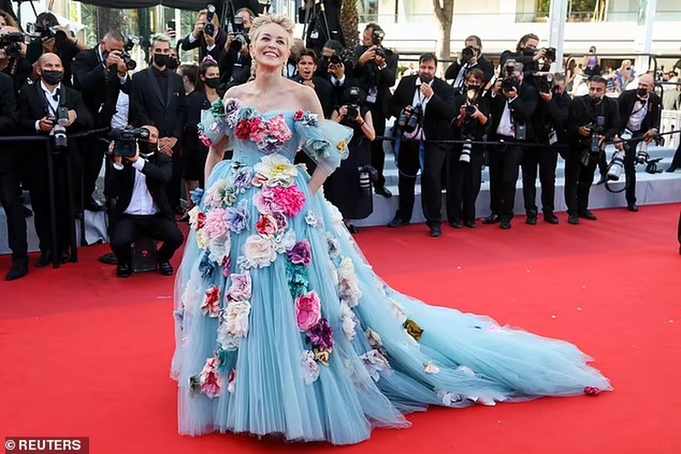 Minh tinh Bản năng gốc Sharon Stone diện váy điệu như công chúa ở tuổi 63 - 4 Minh tinh Bản năng gốc Sharon Stone diện váy điệu như công chúa ở tuổi 63 - 4