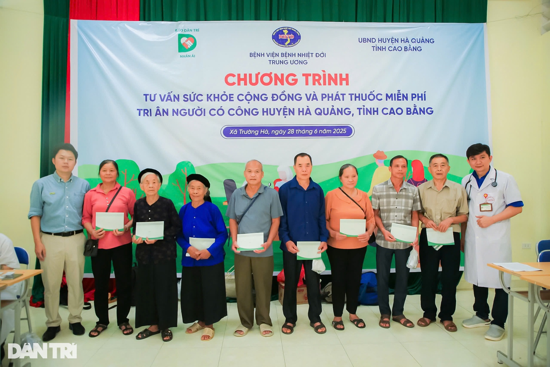 “Cảm ơn vì luôn nhớ những đóng góp của gia đình người có công với đất nước - 19 “Cảm ơn vì luôn nhớ những đóng góp của gia đình người có công với đất nước - 19