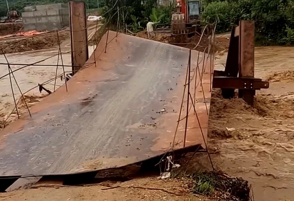 Mưa lớn ở huyện biên giới, cầu trôi, hàng nghìn người dân phải sơ tán - 2 Mưa lớn ở huyện biên giới, cầu trôi, hàng nghìn người dân phải sơ tán - 2
