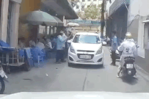 Bất bình thái độ kèn cựa, người dân "xử đẹp" lái xe thiếu văn hoá