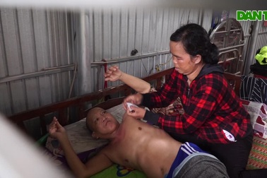 Khốn khổ người đàn bà chậm chạp phải lo cho con bị Down, chồng nằm một chỗ