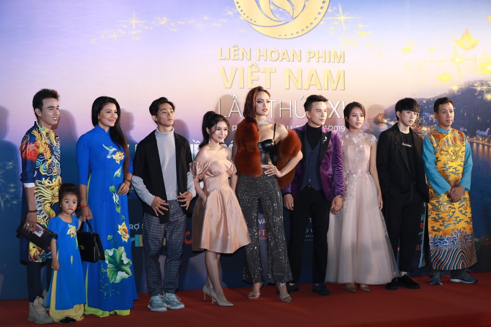 Nghệ sĩ đi xe lăn, chống gậy bước trên thảm đỏ bế mạc Liên hoan phim - 13 Nghệ sĩ đi xe lăn, chống gậy bước trên thảm đỏ bế mạc Liên hoan phim - 13