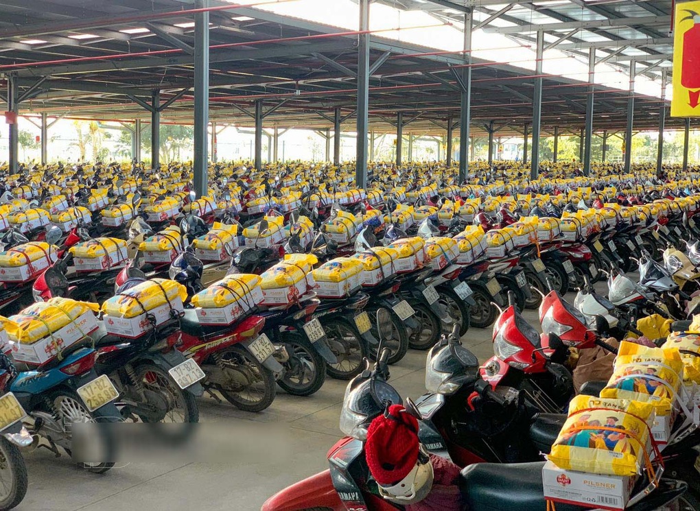 Thưởng Tết độc lạ: Cột sẵn quà trên xe hàng nghìn công nhân - 3 Thưởng Tết độc lạ: Cột sẵn quà trên xe hàng nghìn công nhân - 3