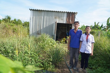 "Cả đời tôi chỉ mong có căn nhà vững chắc cho con ở mà khó quá"