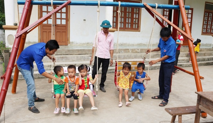 Làm xích đu bằng ghế, đồ tái chế để thêm khu vui chơi cho trẻ em dịp hè.