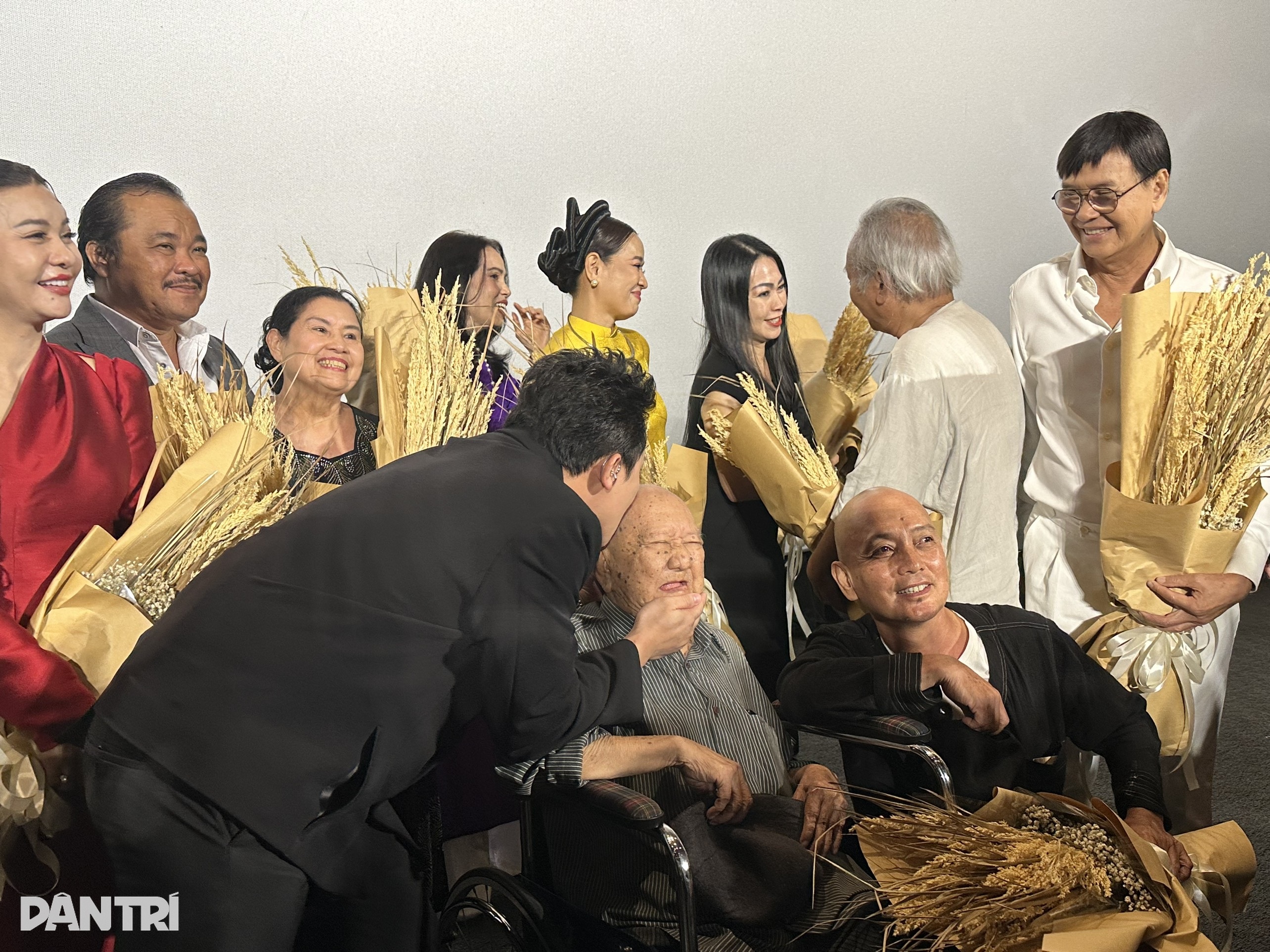 ट्रॅन थान ने मैक कैन के लिए गाड़ी को आगे बढ़ाया, दक्षिणी भूमि के सितारे 26 साल बाद फिर से एक साथ आए - 1 Trấn Thành đẩy xe cho Mạc Can, dàn sao Đất phương Nam hội ngộ sau 26 năm - 1