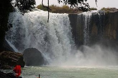 Bức xúc vì mang bia vào thác chơi bị tính phí