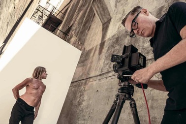 Bộ ảnh lịch đình đám hàng đầu thế giới hé lộ chủ đề "đi tour"